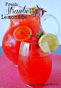 limonada de morango fresca em um copo com uma jarra ao fundo