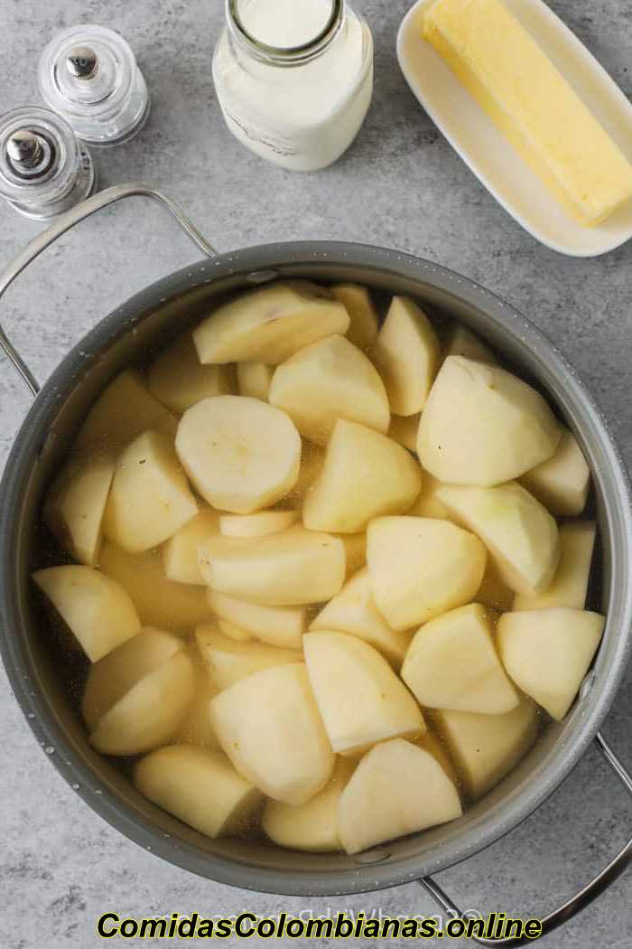 batatas em uma panela com água para fazer o melhor purê de batatas