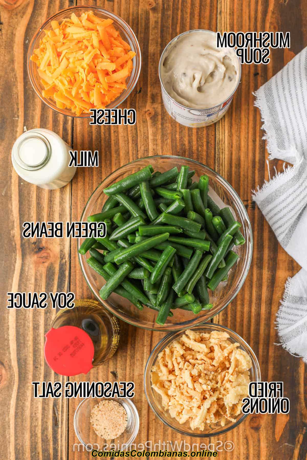 Ingredientes da caçarola de feijão verde em tigelas com rótulos
