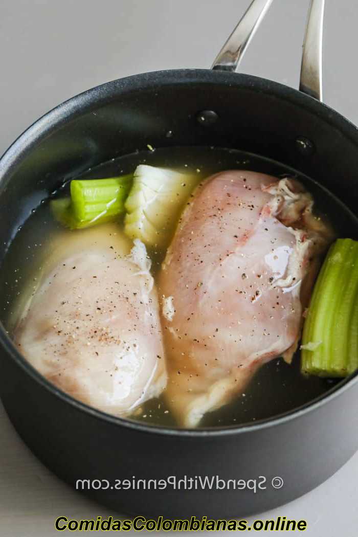 cocinar pollo para hacer pechuga de pollo hervida