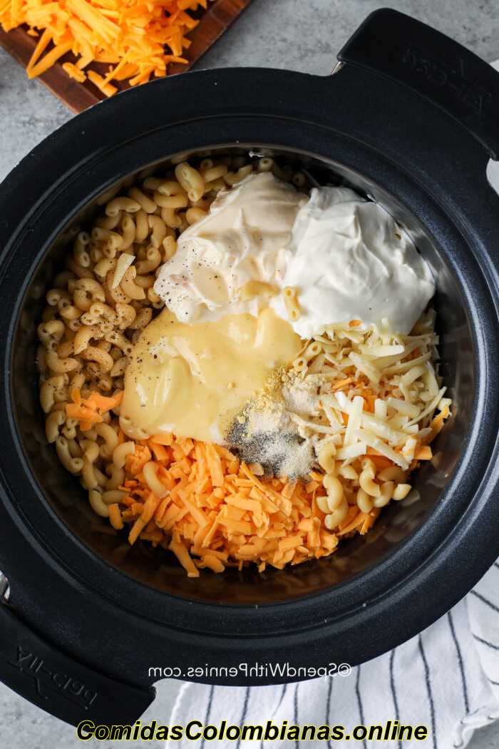 Crock Pot Mac and Cheese ingrédients dans une mijoteuse