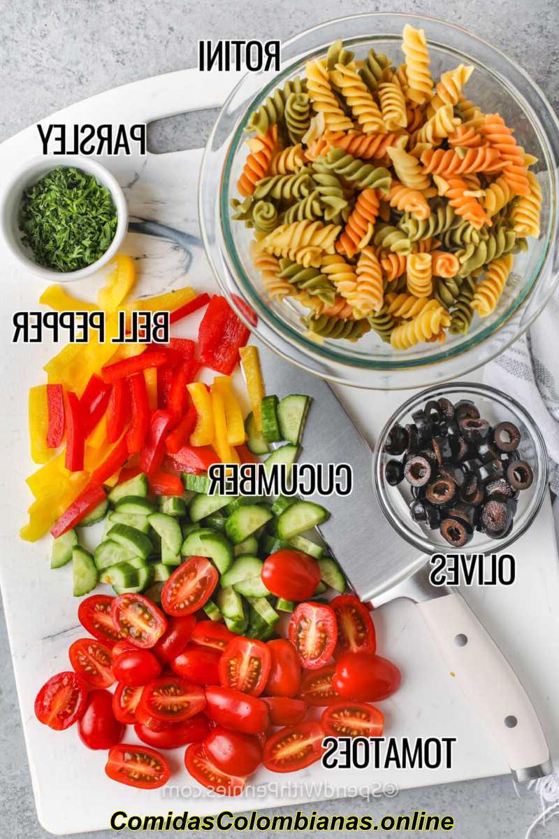 ingredientes para fazer a receita de salada de macarrão fácil com rótulos