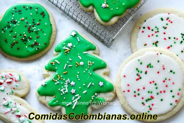 Biscoitos de açúcar com cobertura de biscoito de açúcar em formas de Natal