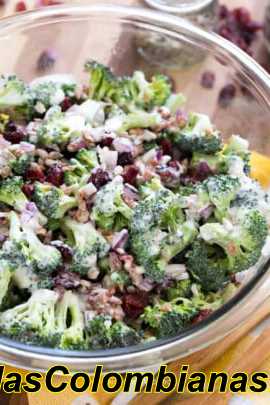 La migliore insalata di broccoli in una ciotola