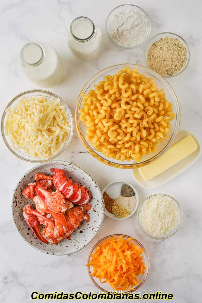 Ingredientes en tazones para hacer Langosta Mac and Cheese