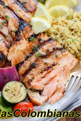 trozo de salmón a la plancha fácil en un plato con arroz y verduras
