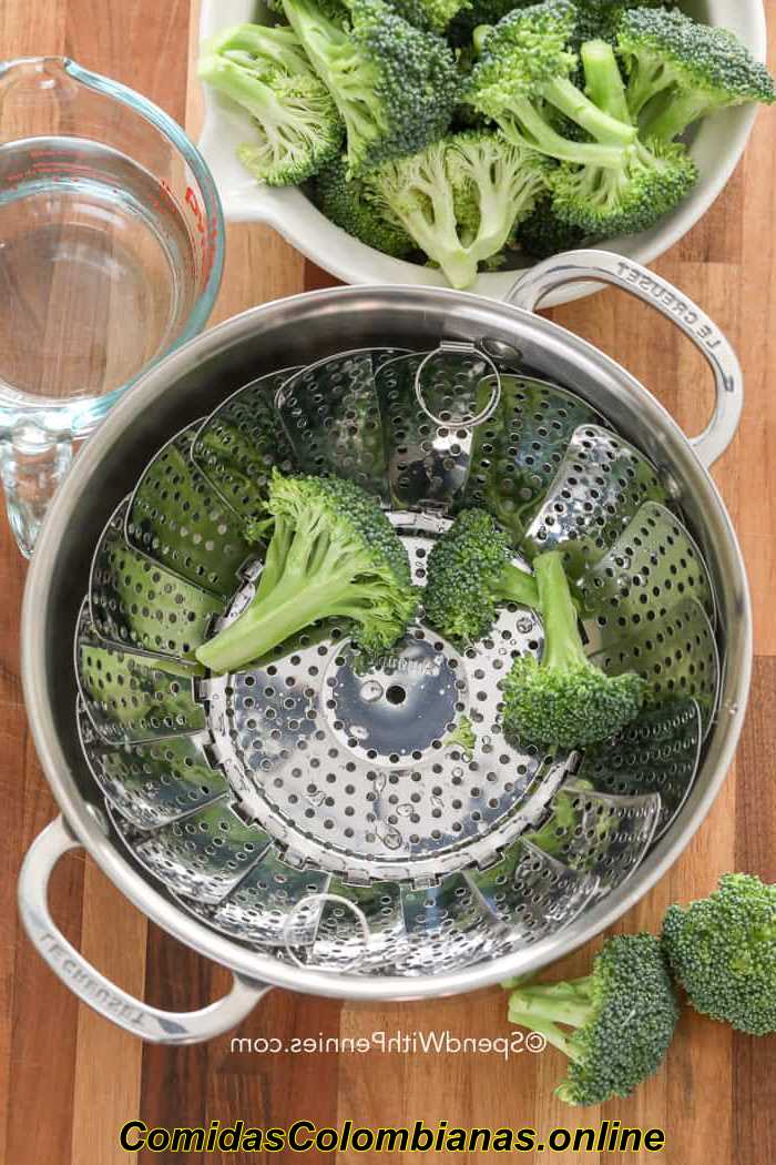 brócoli listo para ser cocido al vapor
