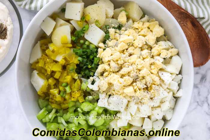 Ingrédients pour salade de pommes de terre du sud dans un bol blanc non mélangé