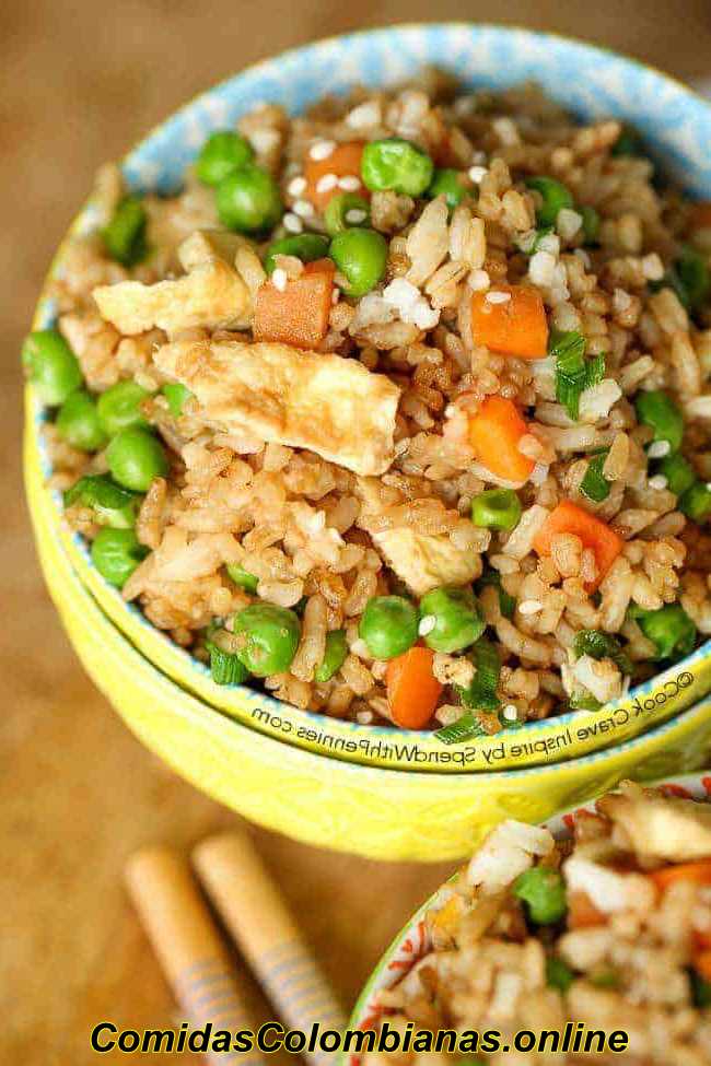 arroz frito rápido y fácil en un bol con palillos