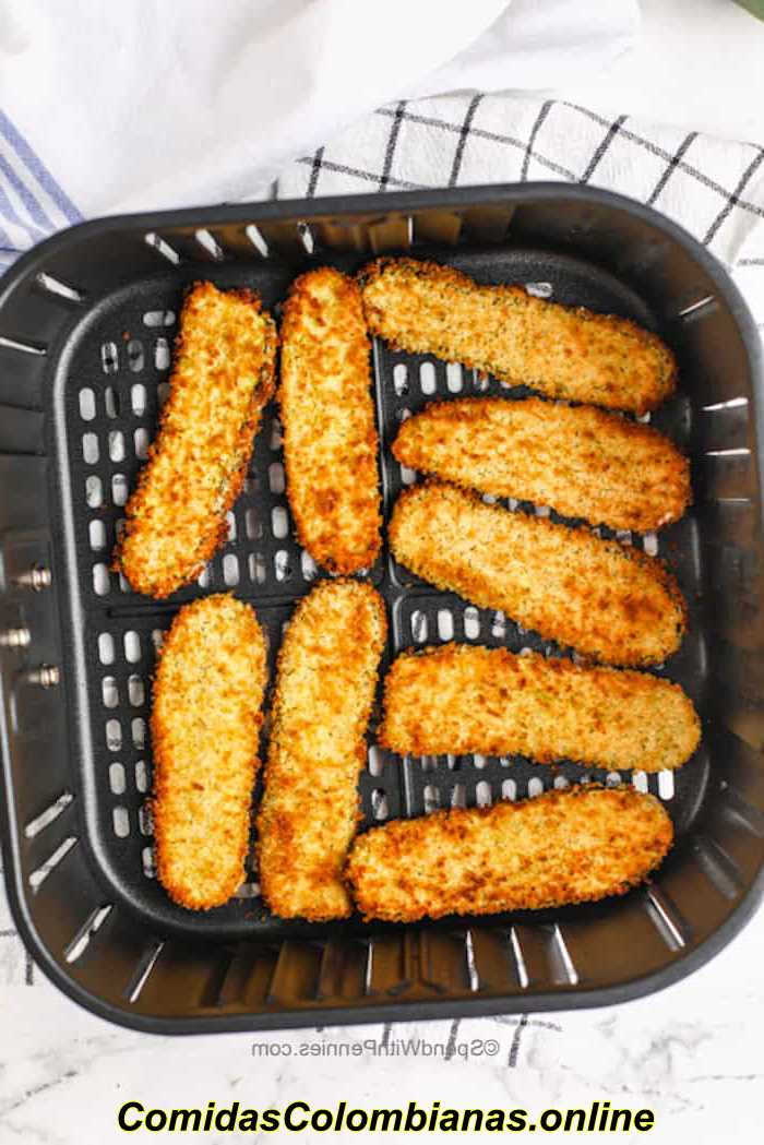 picles fritos em uma cesta de fritadeira