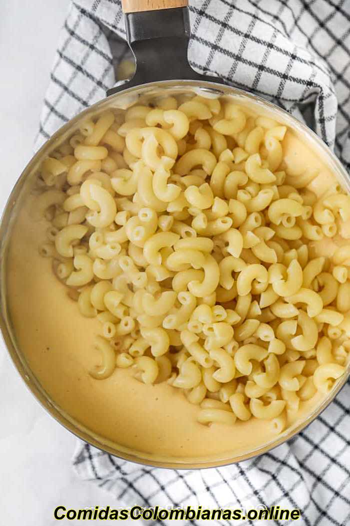 agregar pasta a la salsa fácil de macarrones con queso