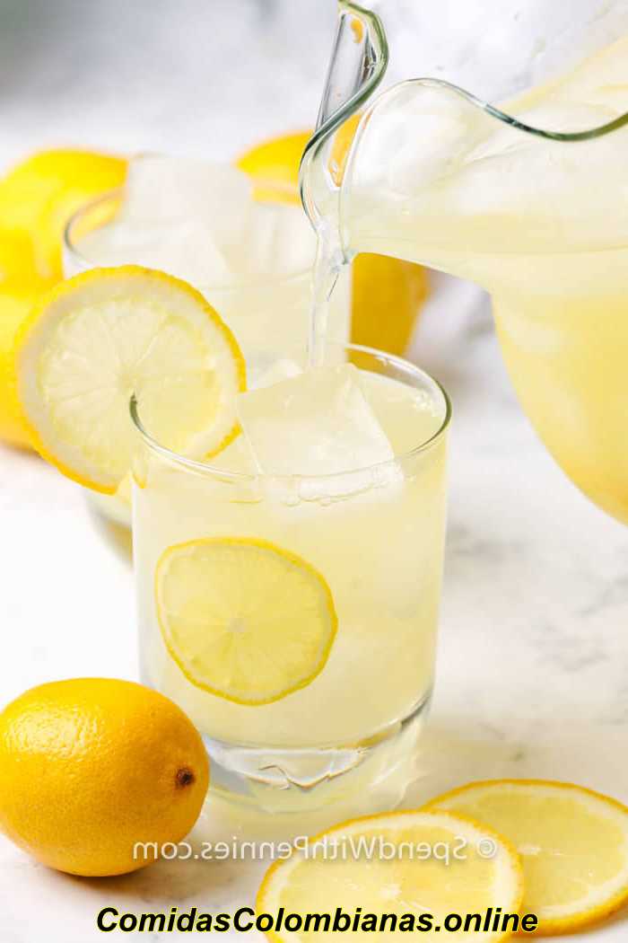 Limonada casera que se vierte en un vaso