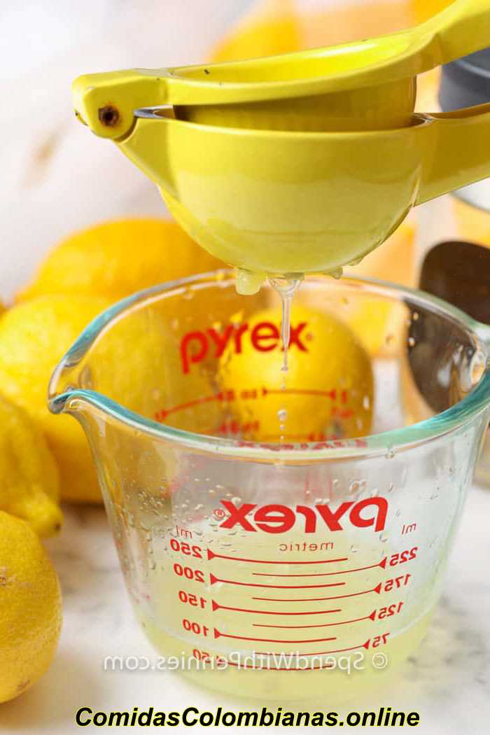 limón exprimido en una taza medidora para hacer limonada casera
