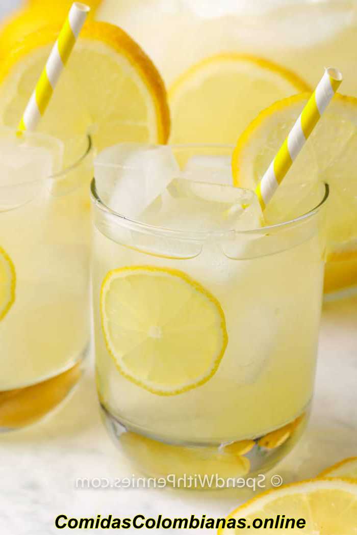 Cerca de 2 vasos de limonada casera con guarnición de limón y hielo