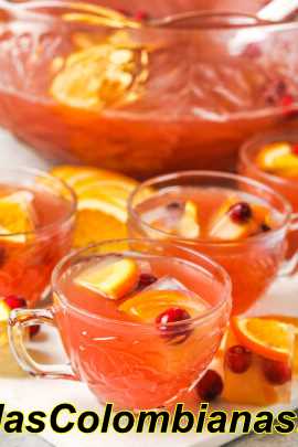 Party Punch servido en copas con rodajas de fruta