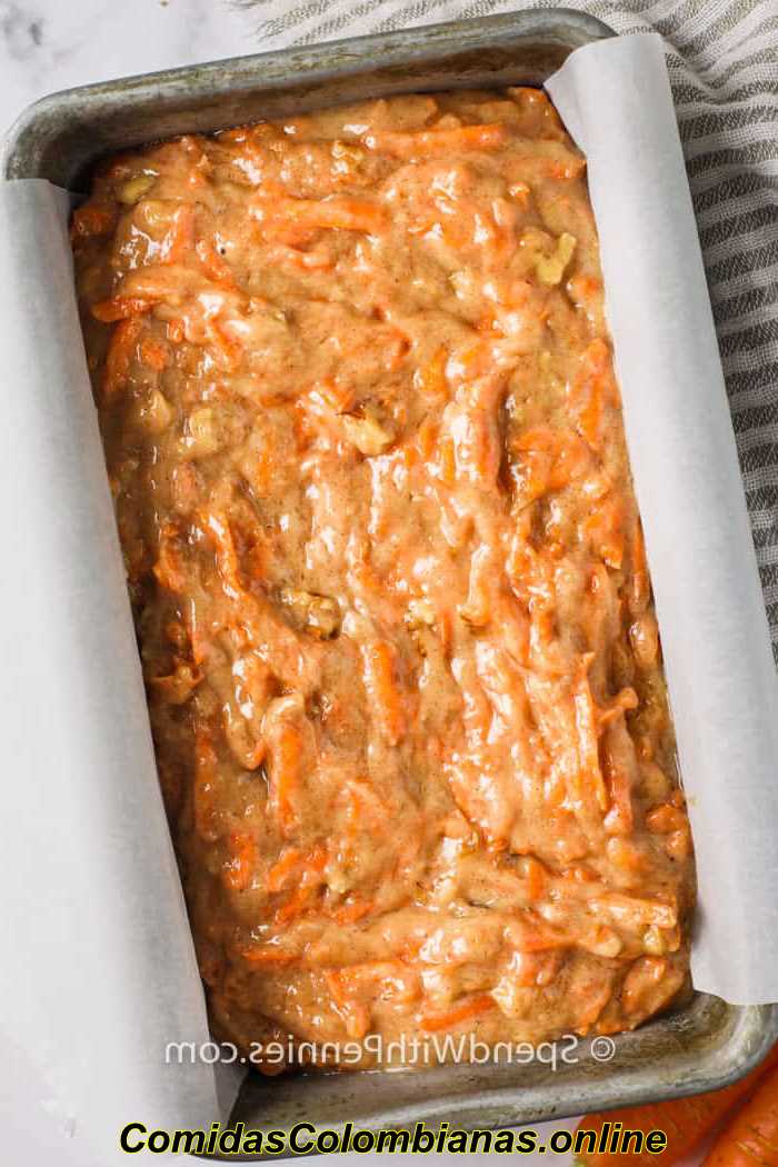 Pan de zanahoria en molde antes de hornear