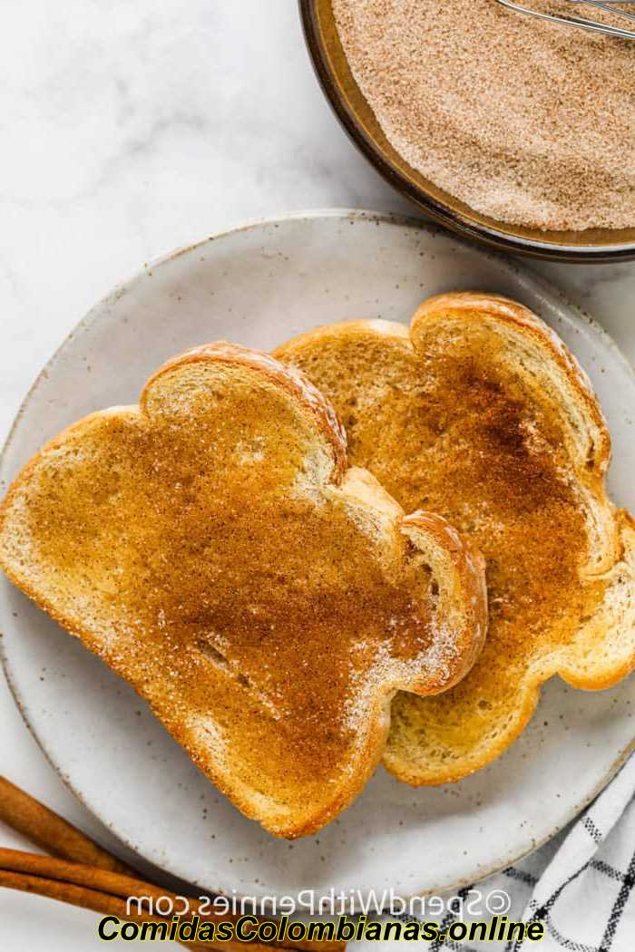 vue de dessus d'un toast beurré avec garniture pour montrer comment faire du sucre à la cannelle