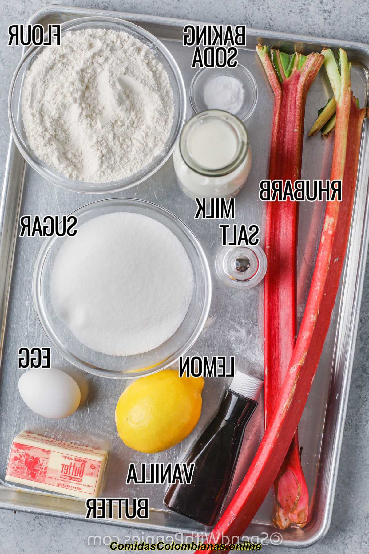 Ingredientes de pastel de ruibarbo con etiquetas