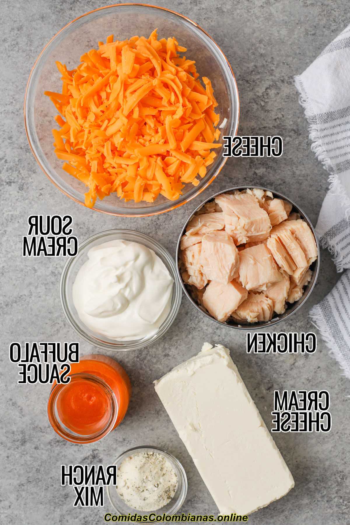 ingredientes para hacer Easy Buffalo Chicken Dip con etiquetas