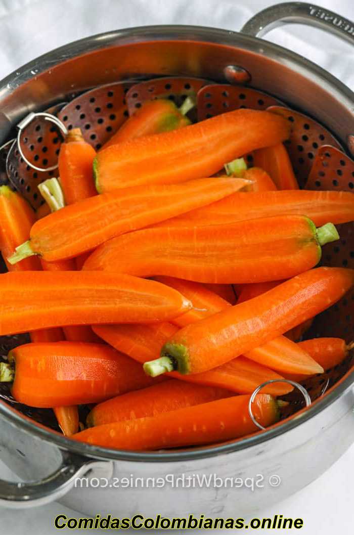 Zanahorias al vapor en un colador