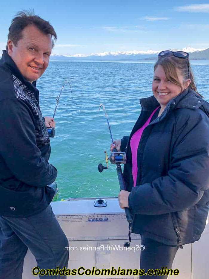ホリーと彼女の夫は、アラスカのクルーズで釣りをしています