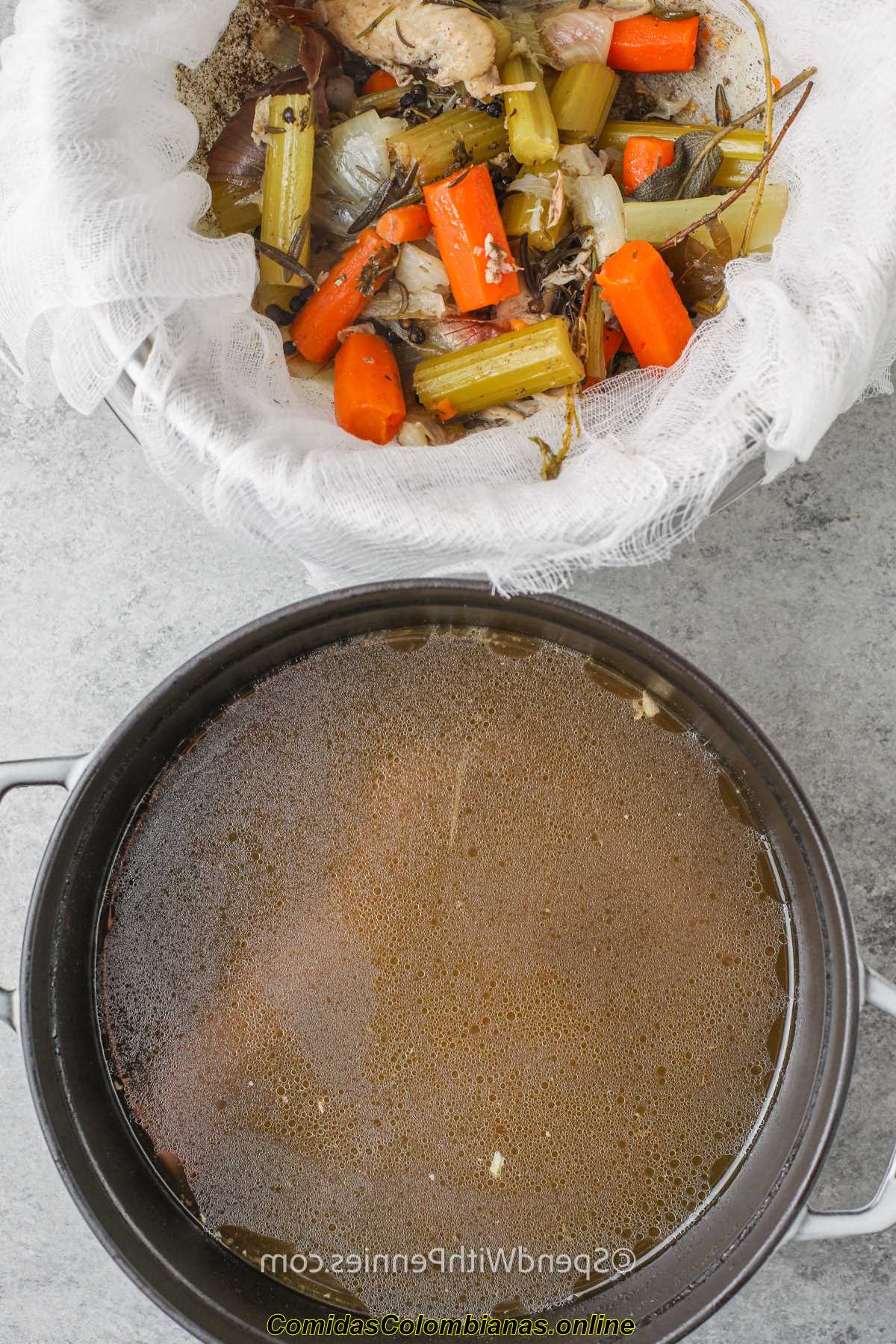 caldo de pollo y otros ingredientes en una olla y un tazón para la sopa de fideos con pollo clásica