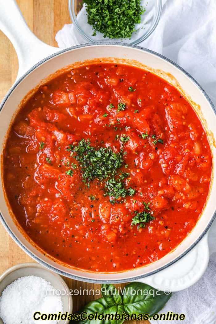 Salsa de tomate en una olla con perejil como guarnición
