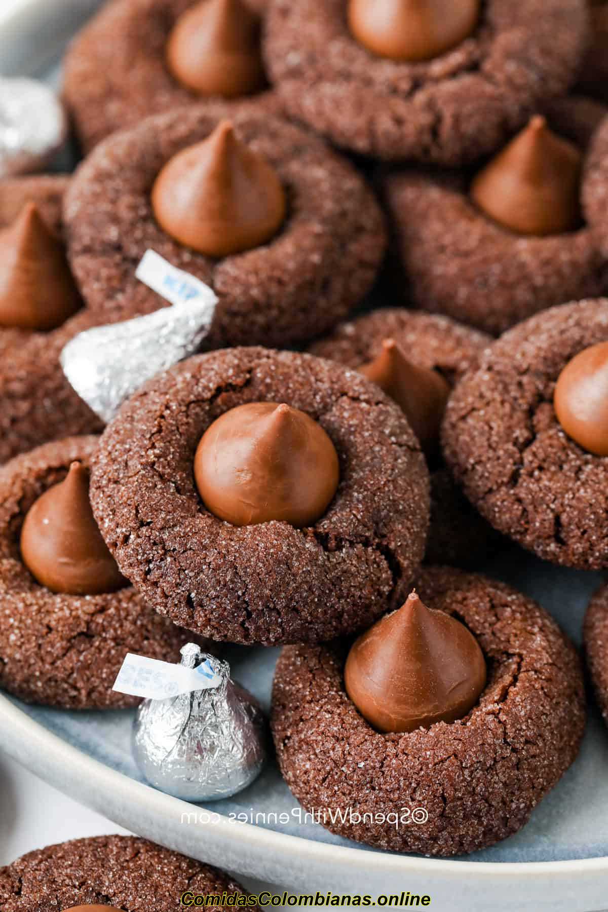 uma foto aproximada dos biscoitos de beijo de chocolate da Hershey's