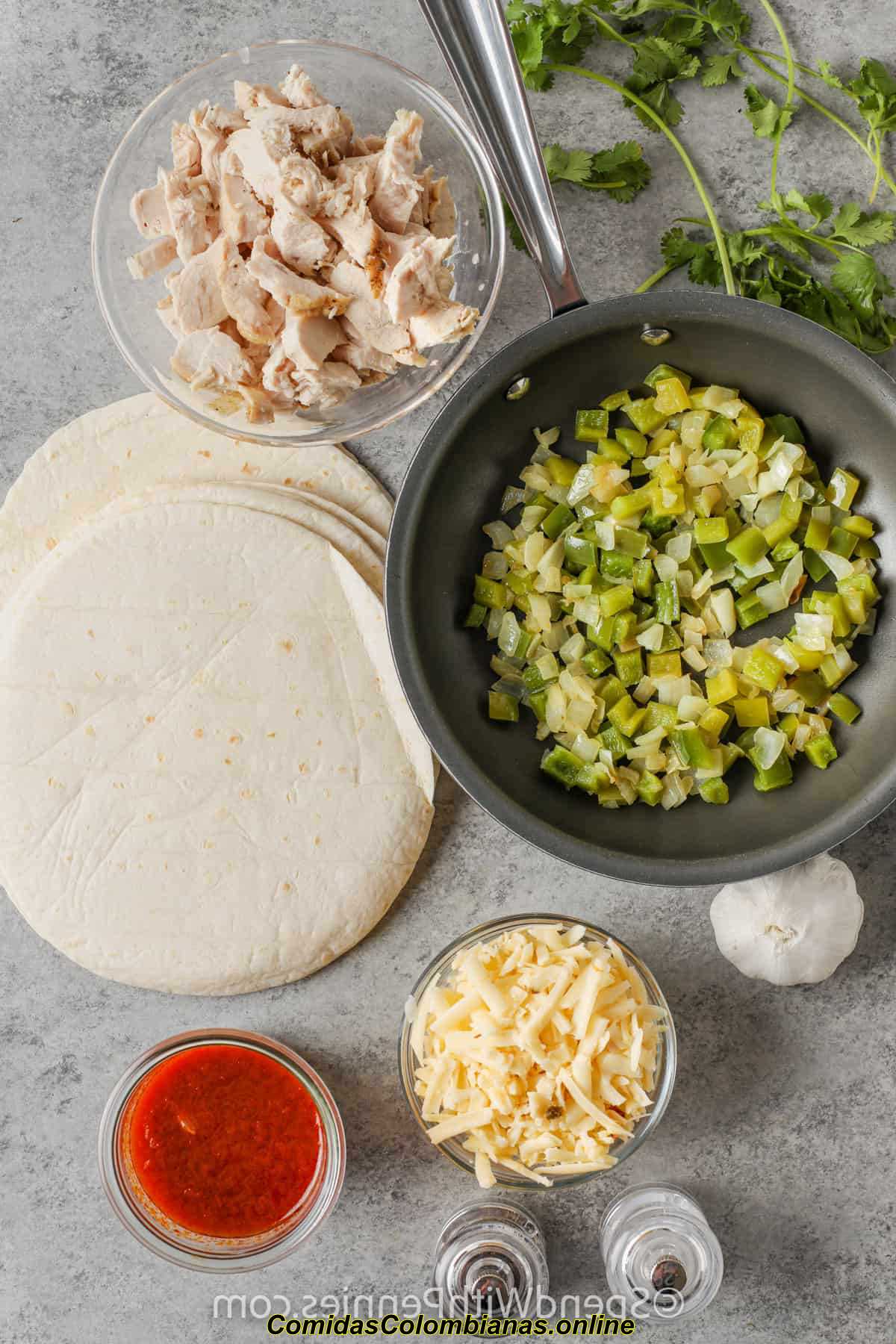 Sobrantes de ingredientes de enchiladas de pavo en una mesa