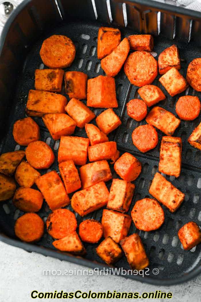 Patatas dulces y zanahorias asadas con Air Fryer en la Air Fryer después de cocinarlas