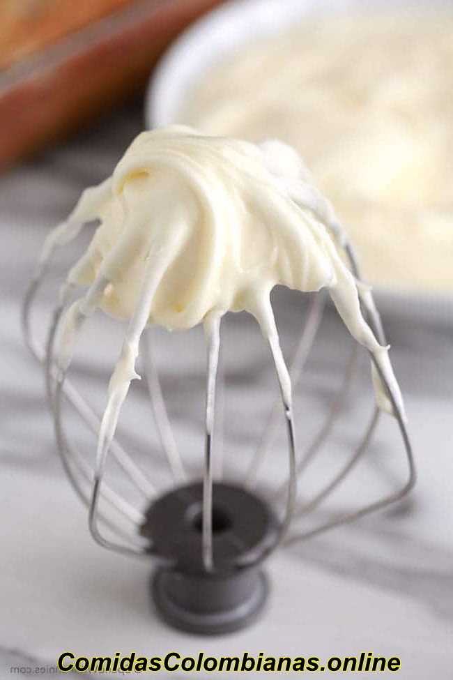 Glaseado de queso crema en un batidor