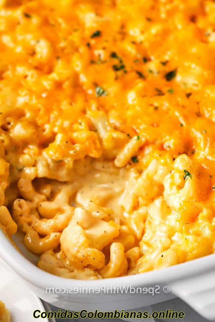 macaroni au chou-fleur et fromage dans une poêle