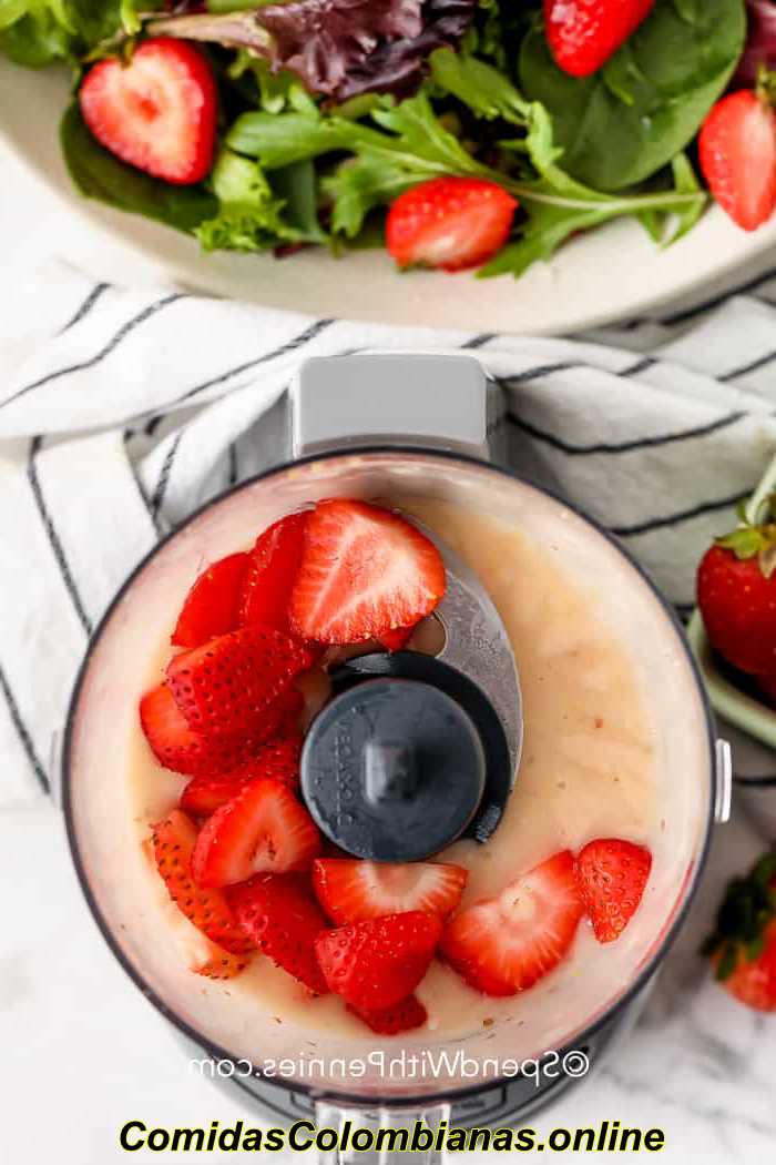 fraises dans un robot culinaire pour vinaigrette aux fraises
