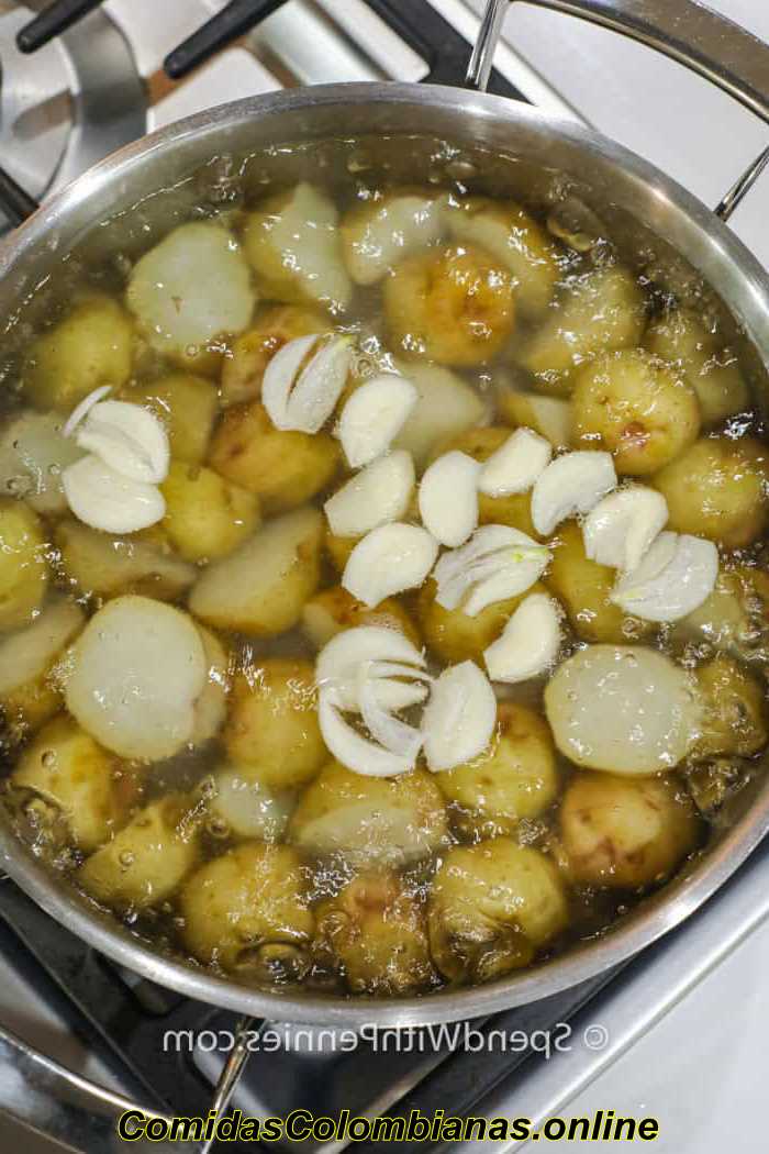 patatas hirviendo para hacer patatas nuevas con ajo y eneldo
