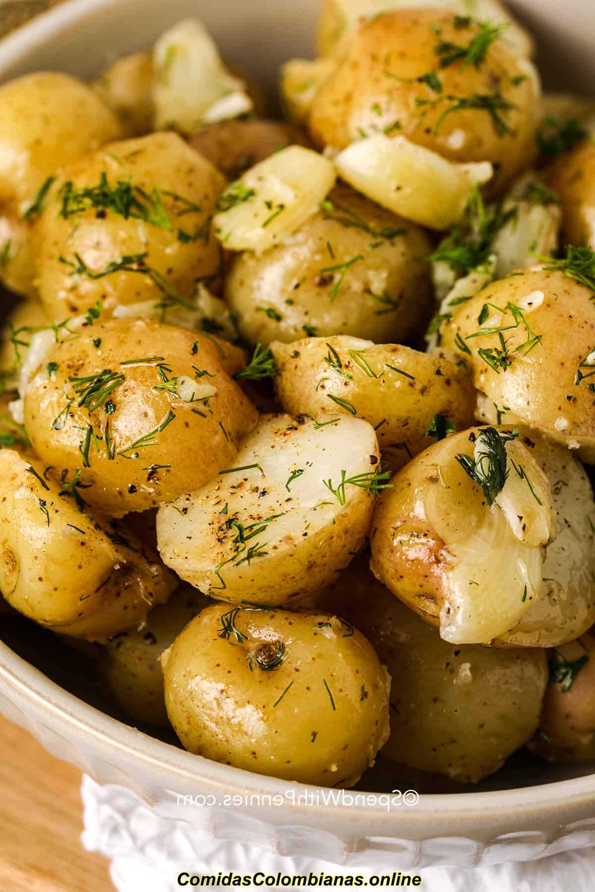 patatas nuevas con eneldo fresco y mantequilla en un bol