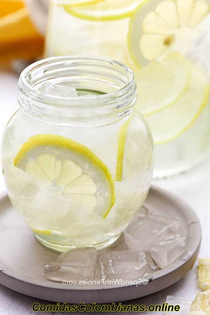 Vaso de agua de limón en un posavasos