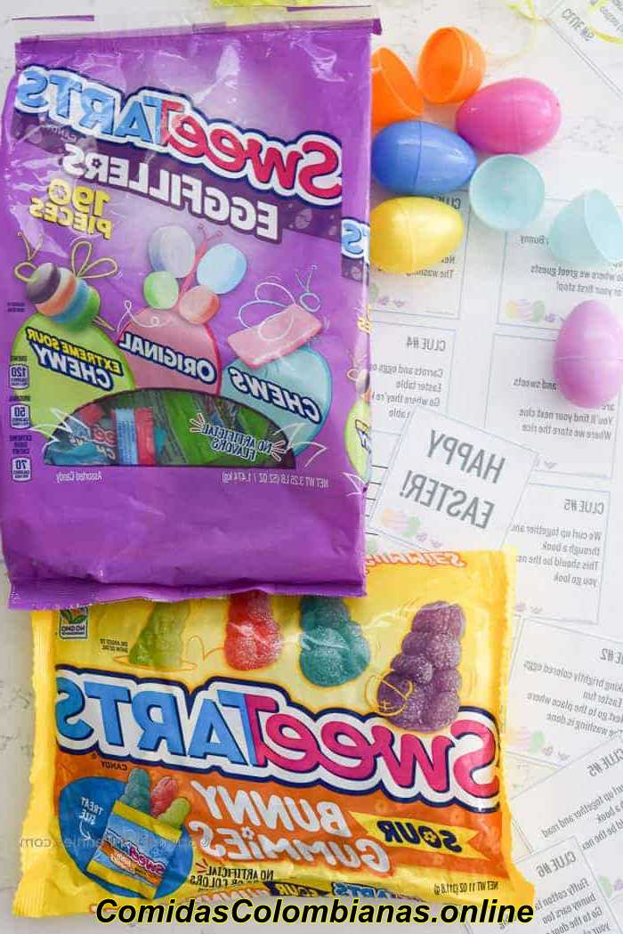 Dulces y huevos de plástico para la búsqueda del tesoro de Pascua