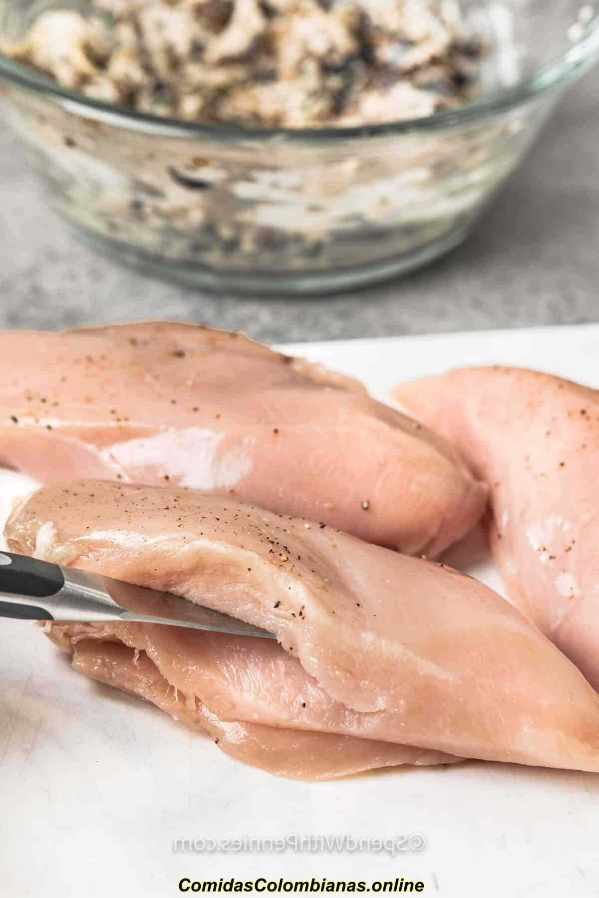 rebanar pollo para hacer pechugas de pollo rellenas de champiñones