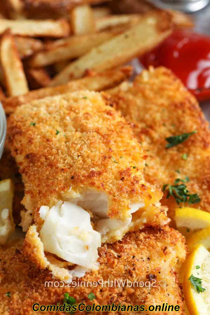 Air Fryer Fish and Chips en un plato con un bocado sacado de la nugget de pescado