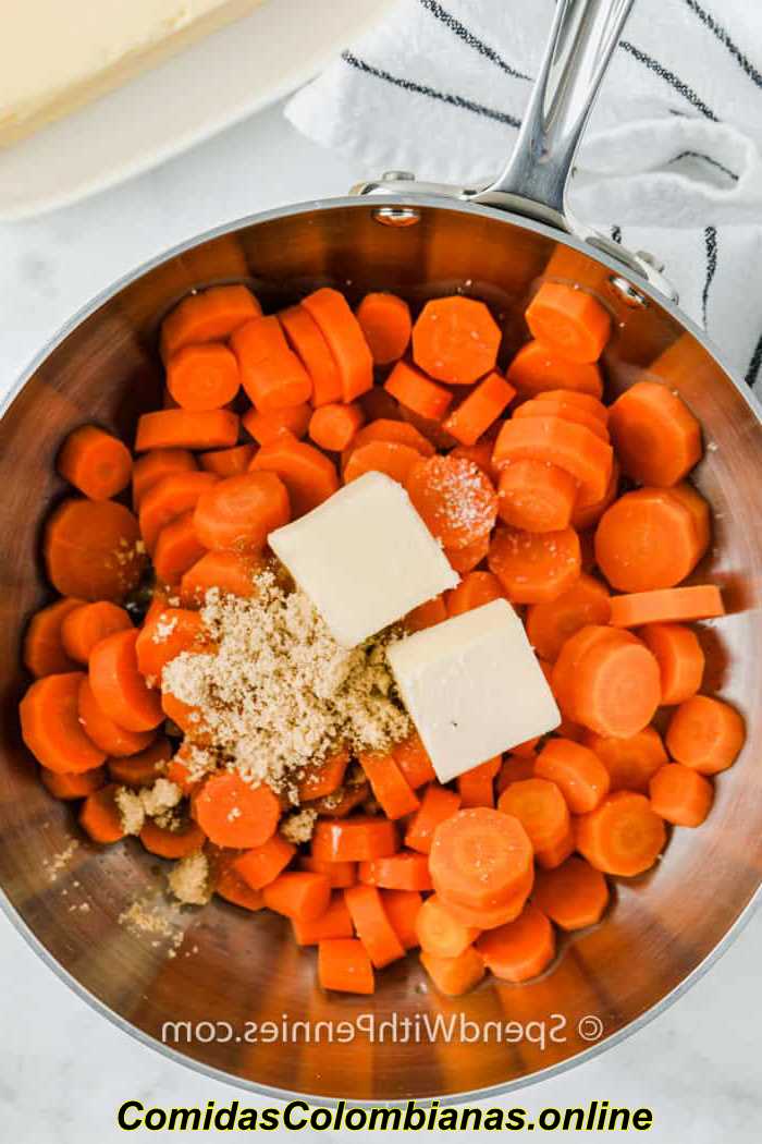 Ingredientes en una olla para hacer zanahorias con azúcar moreno