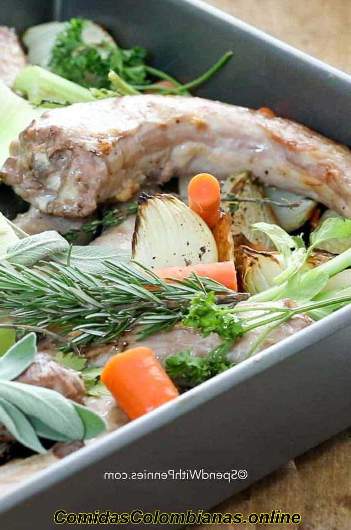 Pollo, verdure ed erbe aromatiche in padella per Come fare il brodo di pollo
