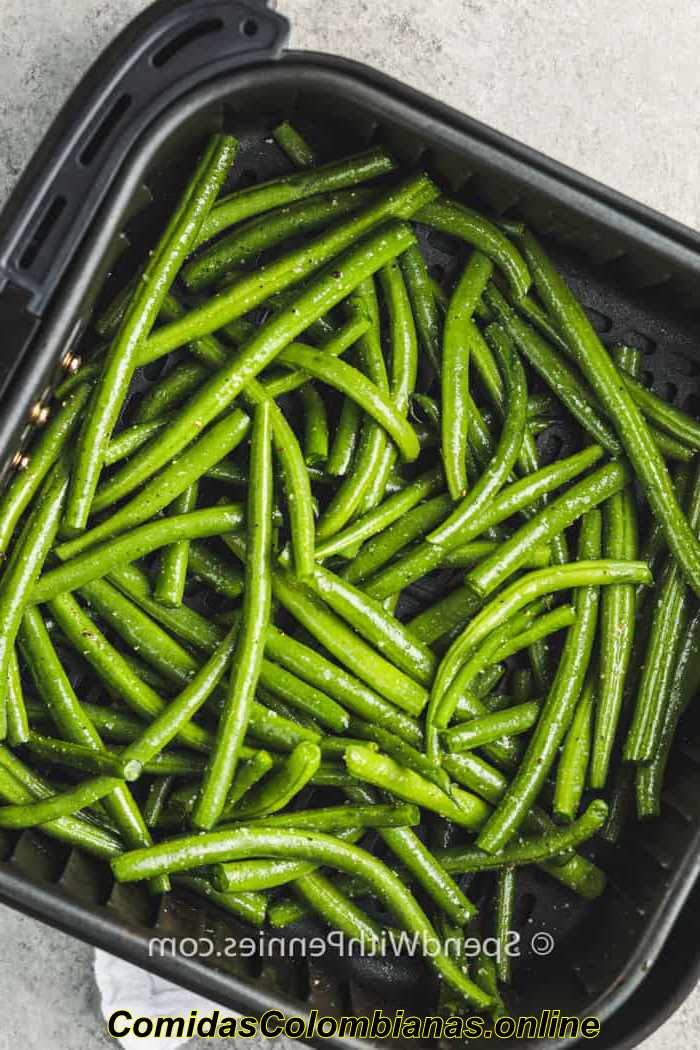 Air Fryer Green Beans na fritadeira antes de cozinhar