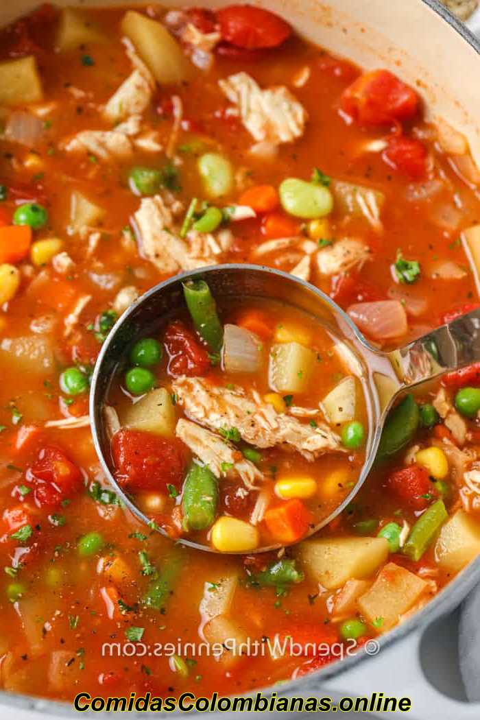 Se sirve sopa de verduras con pollo