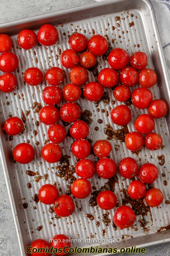 tomate cereja em uma panela com vinagre balsâmico e alho