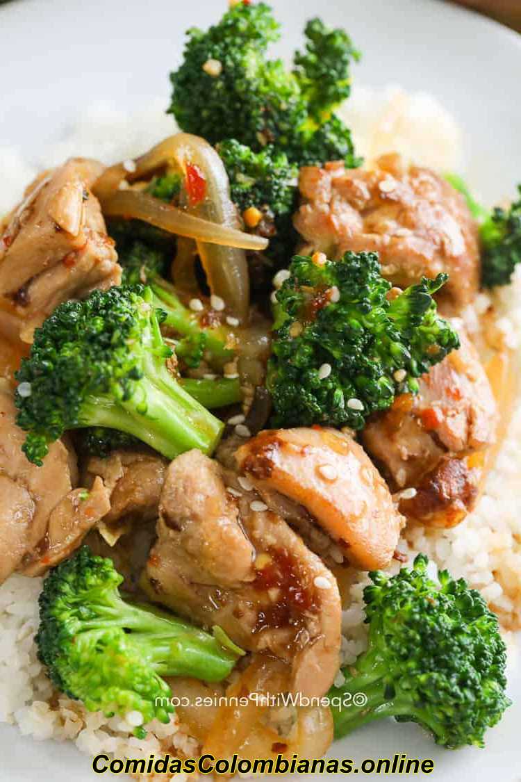 Salteado de pollo y brócoli con arroz en un plato