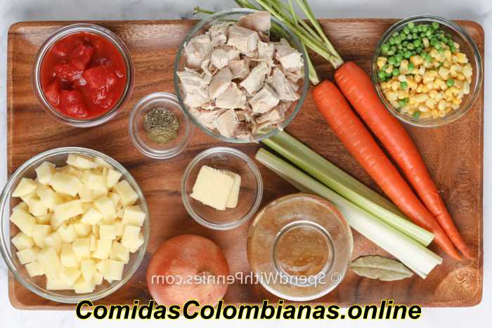 ingredientes para hacer sopa de verduras de pavo de cocción lenta en una tabla de madera