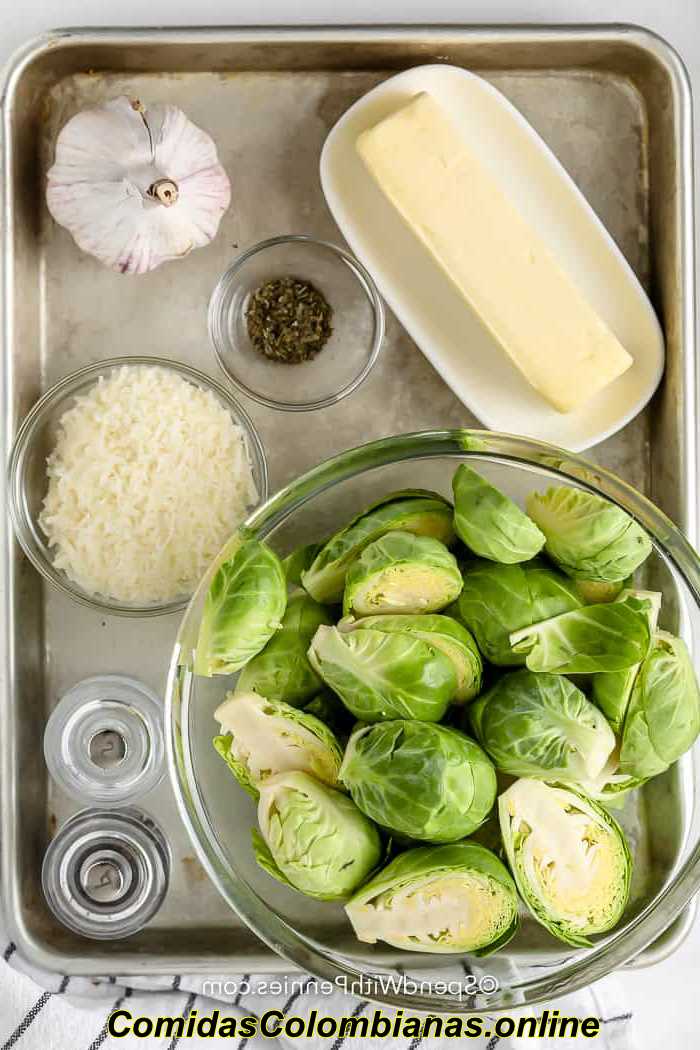 ingredientes ensamblados para hacer coles de Bruselas con queso parmesano