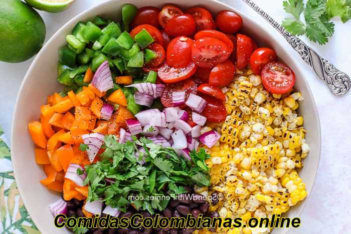 Photo aérienne d'ingrédients de salade de haricots noirs et de maïs dans un bol avant de mélanger