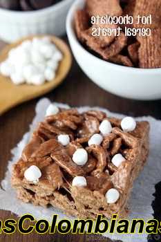 um quadrado de guloseimas de cereais com chocolate quente coberto com mini marshmallows
