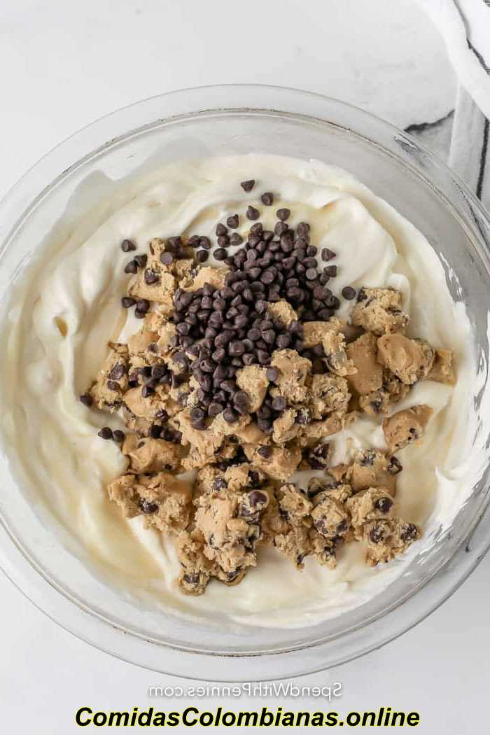Ingredientes para hacer helado de masa de galleta en un bowl